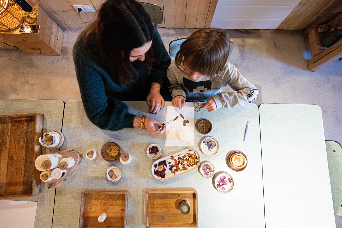 Découvrez les ateliers de fabrication de bougies en cire végétale et fleurs séchées à Saint-Gilles-Croix-de-Vie, en Vendée. Atelier découverte, duo parent-enfant, privatisation pour groupes et EVG. Réservation sur demande.